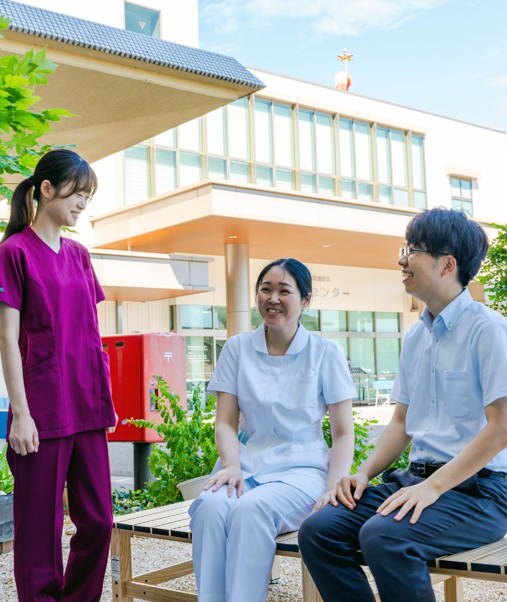 3人のスタッフが楽しそうに会話をしている様子